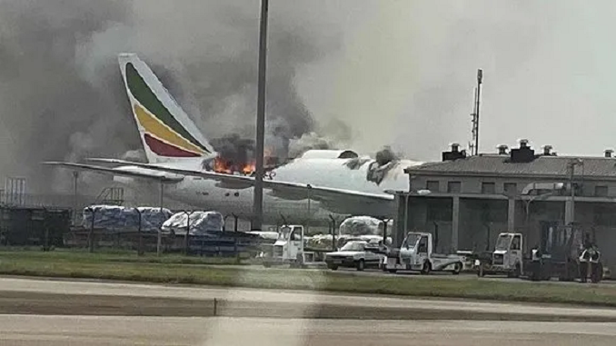 一架埃塞俄比亞航空777貨機在上海浦東機場起火